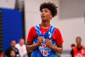 mikey williams staring at hoop at basketball game